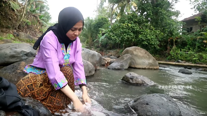 gadis desa cantik nyuci pakaian di kali