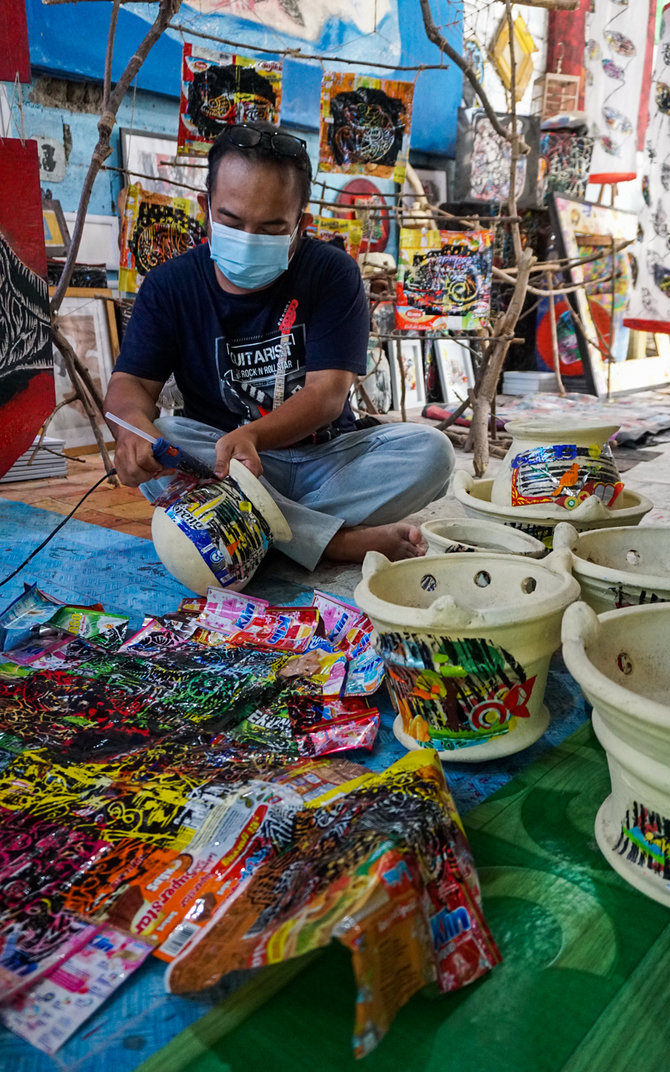 lukisan sampah plastik