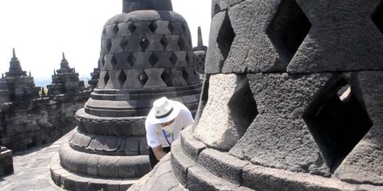 Candi Borobudur, Pawon, dan Mendut Diselimuti Hujan Abu Merapi