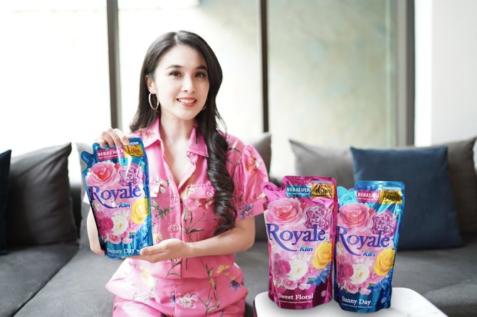 sandra dewi di peluncuran varian baru royale by soklin