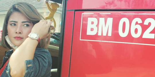 Cantik dan Memesona Ini Potret Liena Driver Bus Saat Mengemudi