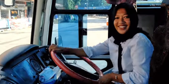 Wanita Tangguh jadi Sopir Bus Jarak Jauh, Bisa Parkir Sendiri Tak Dibantu