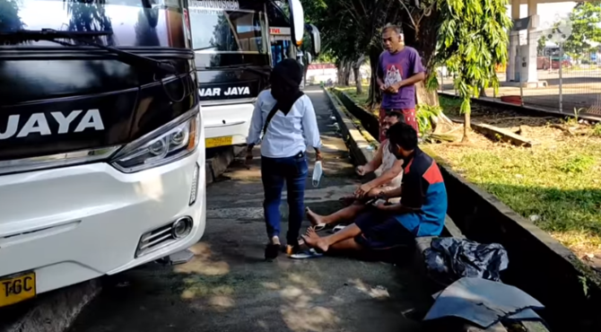 wanita tangguh jadi sopir bus jarak jauh