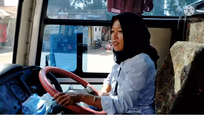 wanita tangguh jadi sopir bus jarak jauh