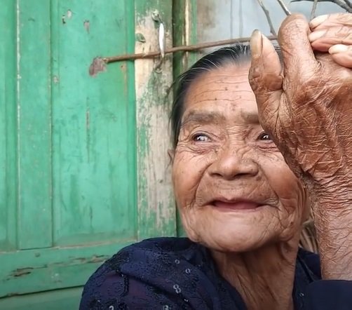 miris nenek ini bertahan hidup dengan 3 cangkir beras sering nginang daun sirih