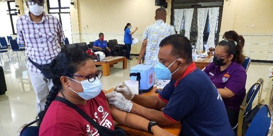 Cerita Aaron Rumainum Jadi Vaksinator Demi Bisa Selamatkan Warga Papua