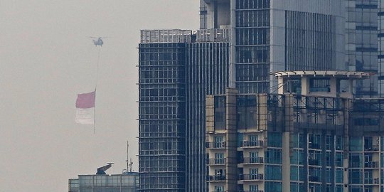 Bendera Merah Putih Raksasa Berkibar di Langit Jakarta