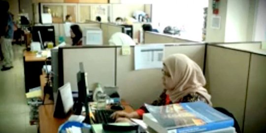 kpk tetapkan tersangka dan tahan pejabat ditjen pajak dadan ramdani atas kasus suap