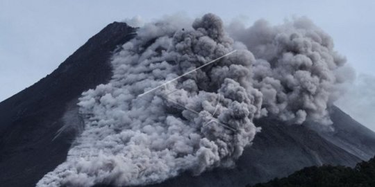 Gunung Merapi Meluncurkan Guguran Awan Panas Sejauh Dua Kilometer