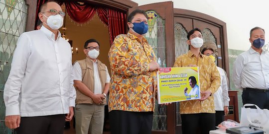 Usai Gelar Pertemuan Tertutup dengan Gibran, Airlangga Bagikan Masker Warna Kuning