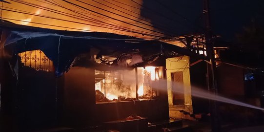 Lapak dekat Pasar Buncit Terbakar, 3 Orang Meninggal Dunia Dibawa ke RS Polri