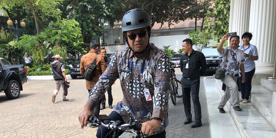 Anies Ibaratkan Orang Sudah Divaksinasi Sama Dengan Pengendara Motor Menggunakan Helm