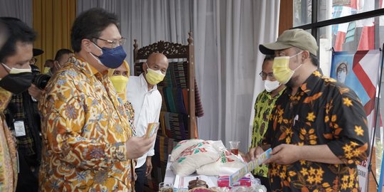 Dengar Curhat Pelaku UMKM, Menko Airlangga Minta Menperin Bantu Peralatan Produksi - Vimarsana News