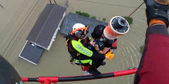 Momen Dramatis Penyelamatan Korban Banjir di Takeo Lewat Udara