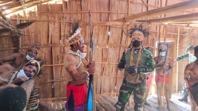 kepala suku pegaf papua terima bendera merah putih dari pangdam kasuari