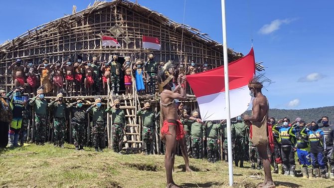 kepala suku pegaf papua terima bendera merah putih dari pangdam kasuari