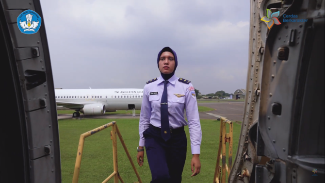 letda ajeng pilot tempur wanita pertama kini tugas di pesawat presiden