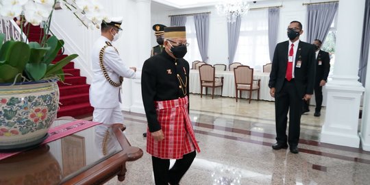 Kenakan Pakaian Adat Sulawesi Barat, Wapres Hadiri Sidang Tahunan MPR