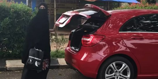 Aksi Dermawan Umi Pipik Ini Panen Pujian, Istri Jenderal TNI Sampai Ikut Komentar - Vimarsana News