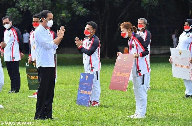 kekompakan atlet indonesia di istana