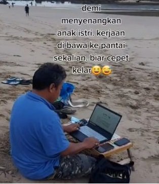 viral pria kerja sambil liburan di pantai