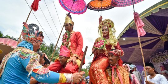 Bausung Panganten Tradisi Mengusung Pengantin Suku Banjar Merdeka Com