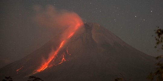 Gunung Merapi Erupsi Muntahkan Abu 3.500 Meter