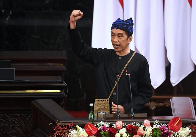 jokowi pakai baju adat badui