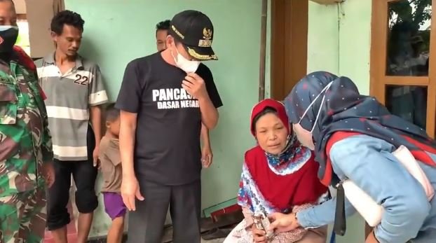 bupati banjarnegara kunjungi rumah odgj yang dipasung