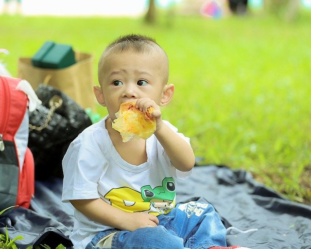 ilustrasi anak makan