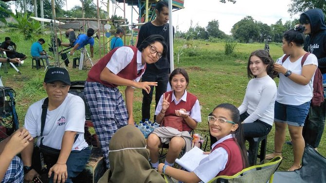 mencuri perhatian intip momen dania michelle bermain di dari jendela smp
