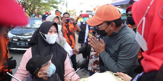 Danny Bagi 7.600 Masker Buat Pengendara di Pasar Antang