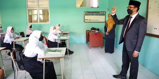 Hari Pertama PTM di Garut, Siswa Antusias Belajar di Sekolah