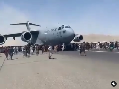 pesawat militer as dikejar rakyat afghanistan