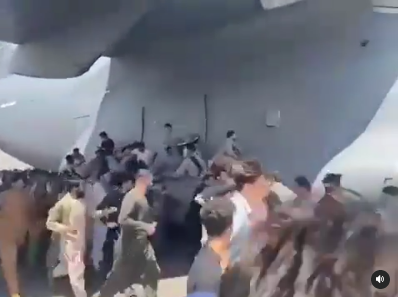pesawat militer as dikejar rakyat afghanistan