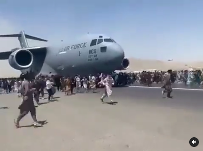 pesawat militer as dikejar rakyat afghanistan