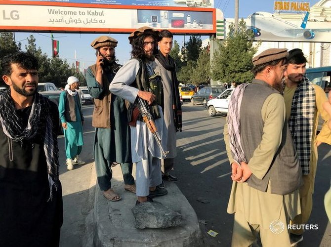 anggota taliban berjaga di area luar bandara internasional hamid karzai di kabul afghanistan