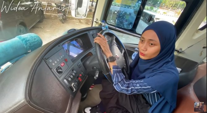 putri bos po bintang katulistiwa beli air mineral ke indomaret pakai bus
