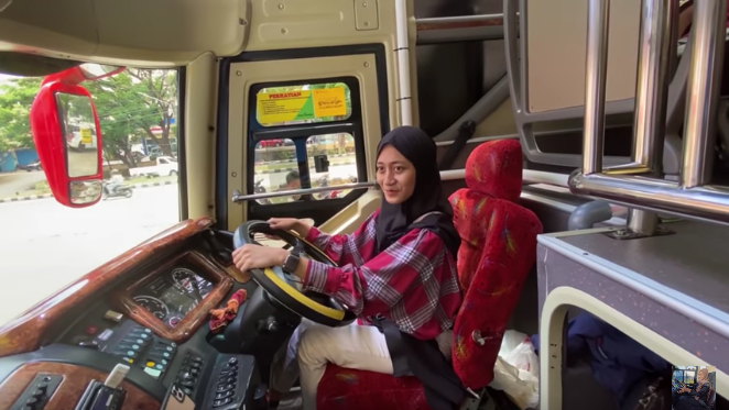 gadis cantik beli es krim pakai bus