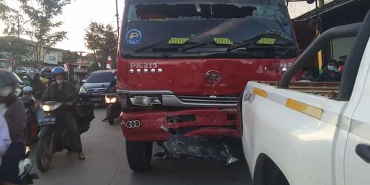 Truk Muatan Ban Hantam 5 Mobil dan Motor di Samarinda, Pemotor Tewas