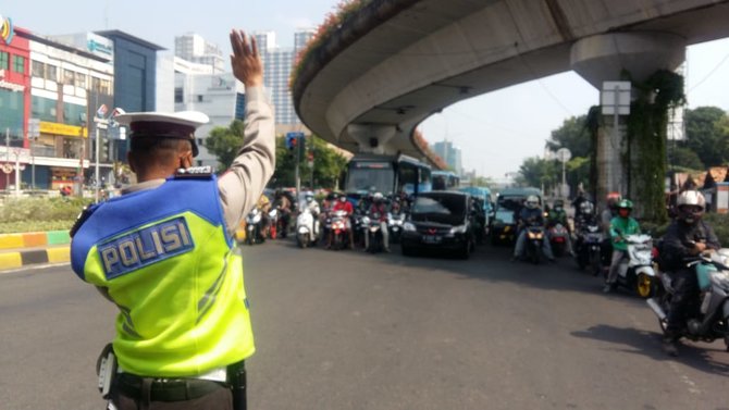 petugas hentikan kendaraan untuk peringati detik detik kemerdekaan ri