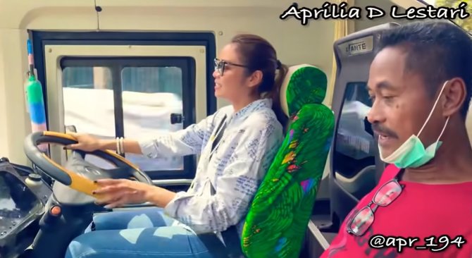 bos cantik ini ajak karyawannya makan siang di restoran pakai bus