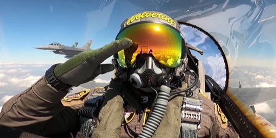 Elang TNI AU Ucapkan HUT ke-76 RI dari Kokpit Pesawat Tempur F-16