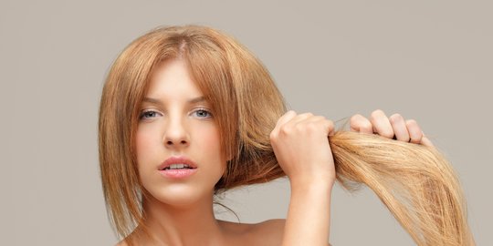 10 Cara Merawat Rambut Kering dengan Baik, Hindari Keramas Setiap Hari