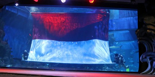 Pengibaran Bendera Raksasa di Jakarta Aquarium & Safari