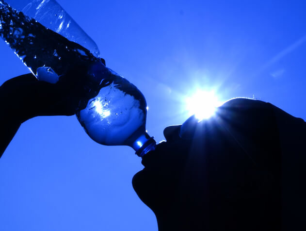 ilustrasi minum air