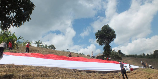 Perayaan HUT RI ke-76, Bendera Merah Putih Raksasa Berkibar di Jember