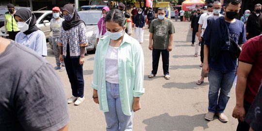 Peringati HUT ke-76 RI, Warga Mengheningkan Cipta Sejenak Saat Proses Vaksinasi