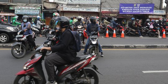 Sejumlah Pengendara di Denpasar Berhenti untuk Memperingati Detik-Detik Proklamasi