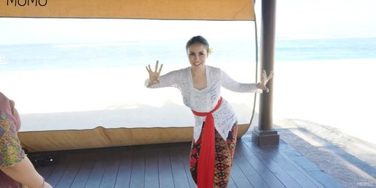 5 Potret Momo Geisha Belajar Tari Bali, Penampilannya Curi Perhatian